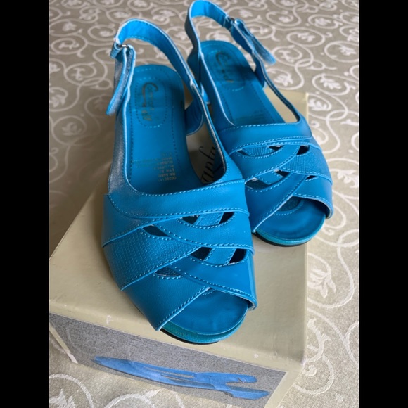 Blue Sandals by Beacon, Like new comfort well - Picture 1 of 7